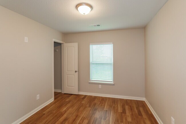 Building Photo - 111 Cottonwood Dr