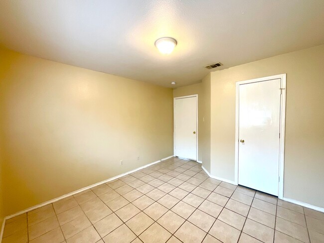 Building Photo - **APPLICATION RECEIVED** **MOVE IN SPECIAL** Charming 3-Bed, 2-Bath Home with Fenced Yard – Pet F...