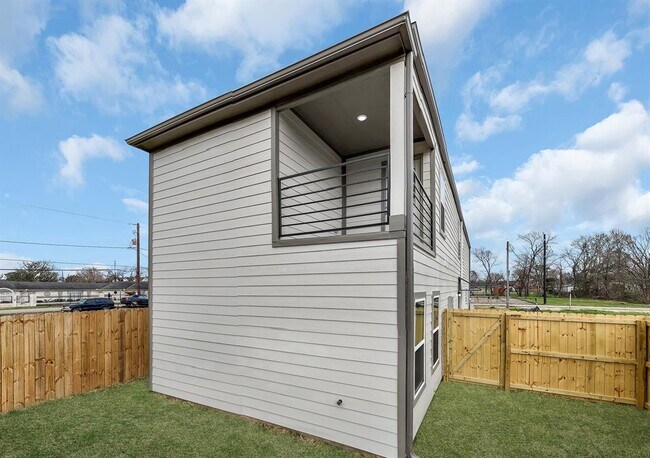 Building Photo - 8004 Birmingham St