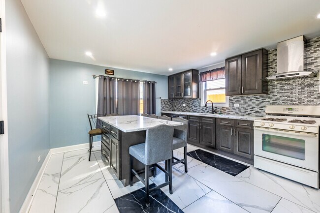 Building Photo - 7740 S Laramie Ave