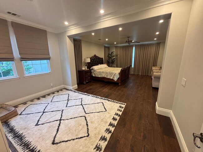 Building Photo - Spectacular 5-Bedroom Home with Private Po...