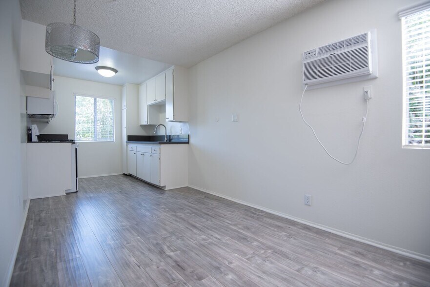 Building Photo - 6954 Woodman Ave