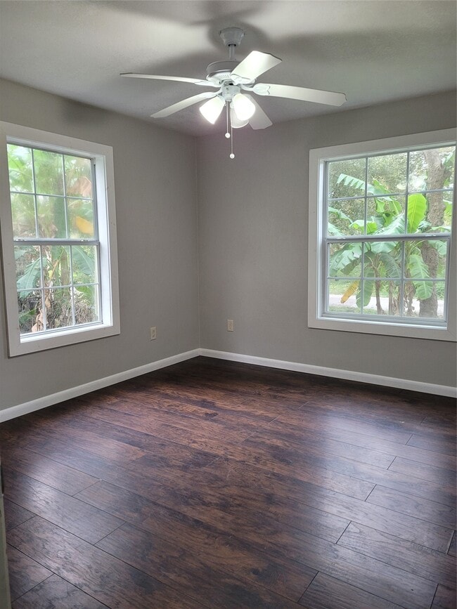 Building Photo - 822 Retama St