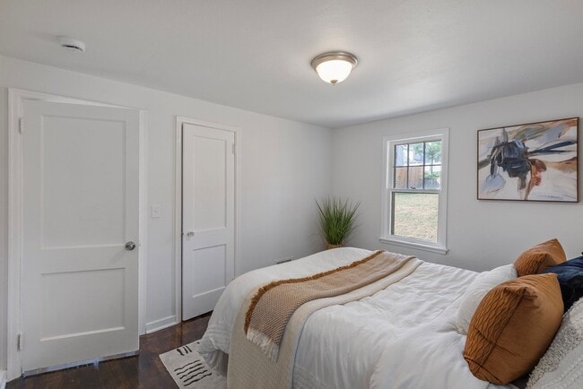 Building Photo - Benson Beauty!