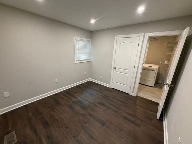 Building Photo - 3bd/2ba House in Jackson Park w/ Large Den, Back Porch, & Fenced Back Yard