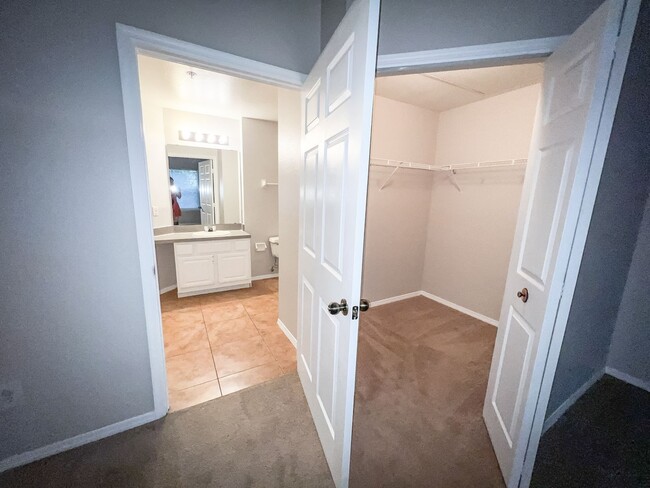 Building Photo - MOVE IN NOW !! Spacious 2bd 2ba on 3rd flo...