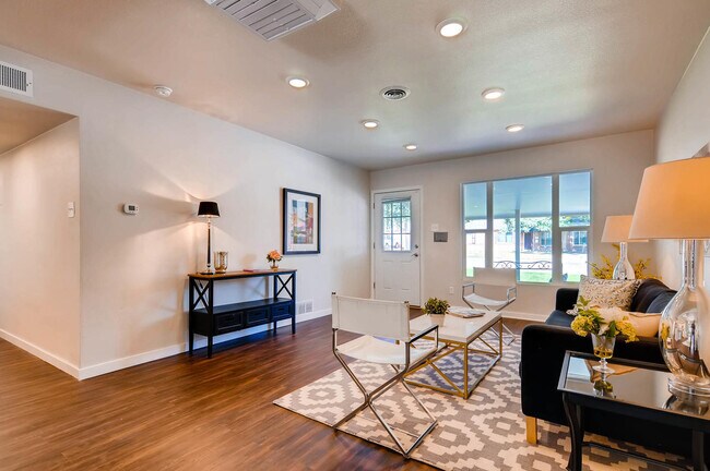 Building Photo - FANTASTIC Bungalow Style Ranch Home