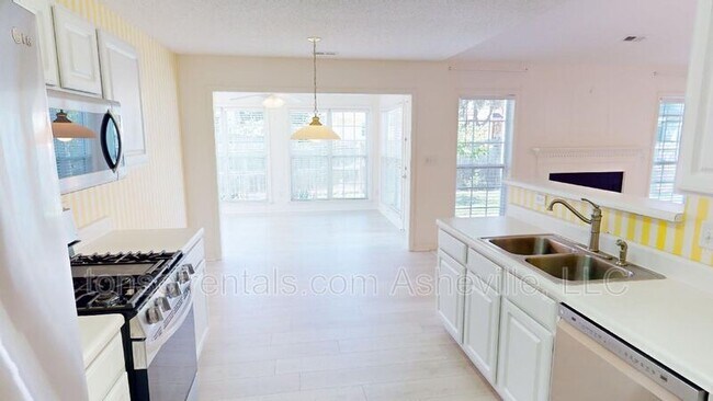 Building Photo - 342 Meadow Pathway Dr