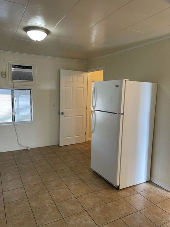 Building Photo - 2 Bedroom in Anderson with yard and garage!