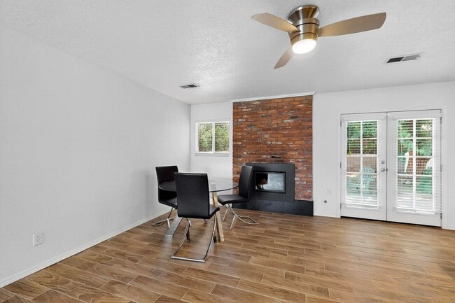 Building Photo - 3 Bedroom 2 Bath with 2 car garage