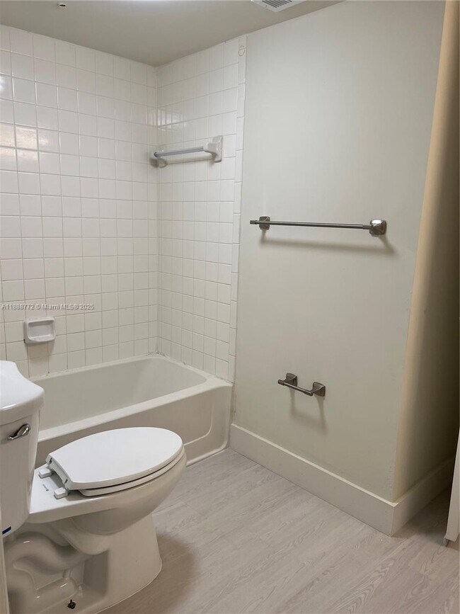 Building Photo - 2811 N Oakland Forest Dr