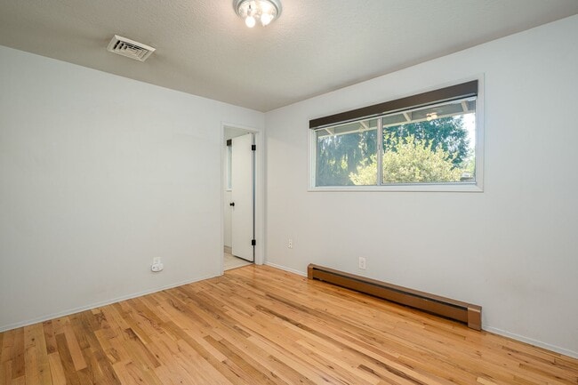 Building Photo - Charming Mid-Century Home in Lake Oswego S...