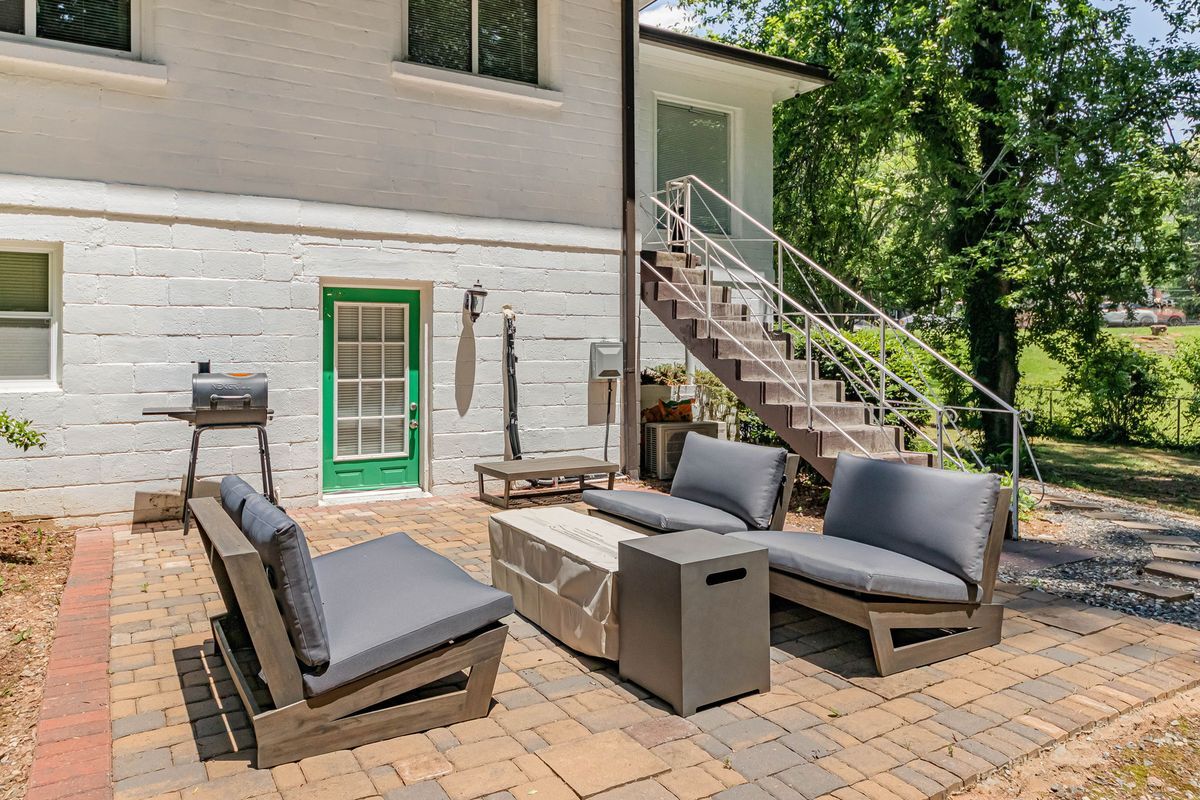 Building Photo - 2100 Cascade Rd