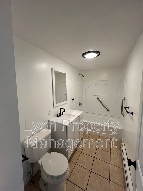 Building Photo - 156 Pleasant St