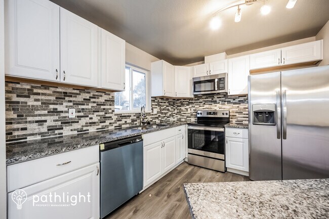 Building Photo - 4985 Montebello Dr