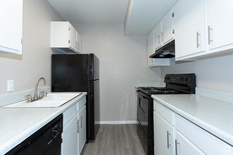 2BR, 2BA - 850 SF Kitchen - Park 80