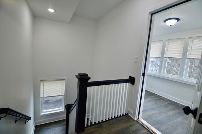 Building Photo - 21 Nichols St