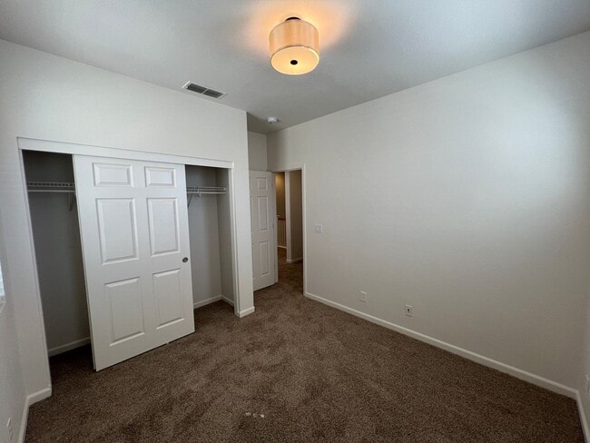 Building Photo - 5 bedroom home located in Sylvan School District!