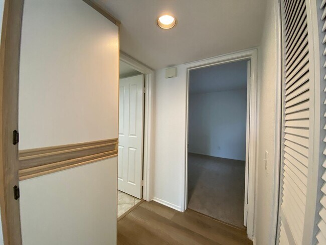 Building Photo - Bright 2 Bedroom Condo in Oceanside!