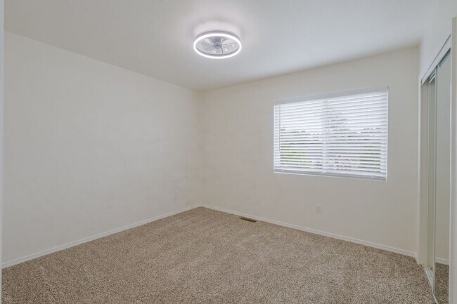 Building Photo - 8302 Cooper River Dr