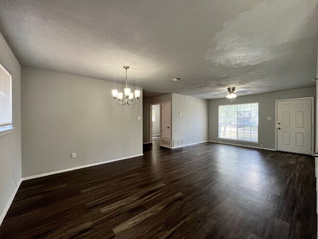Building Photo - 3 Bedroom 2 Bath~ Close to Fort Sam!