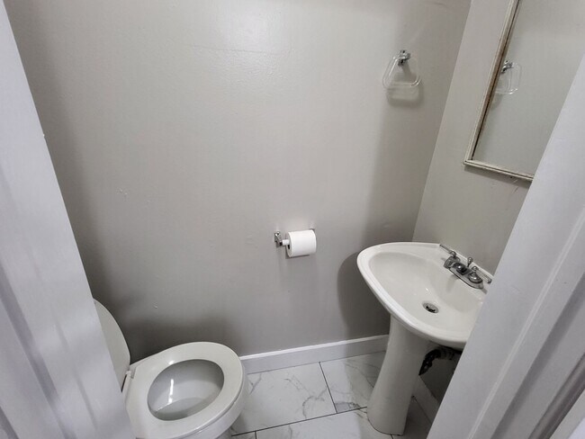 Building Photo - 3 bedroom, 1.5 bathroom house located in E...