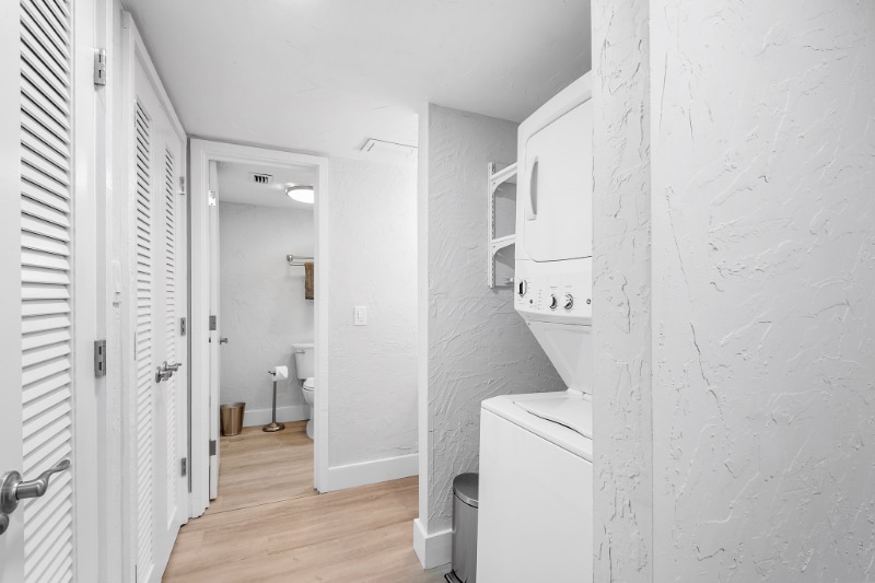 Building Photo - 2077 Corner Lake Dr