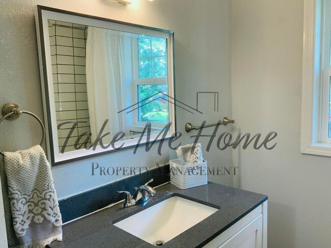 Building Photo - Charming Home in Great Location!