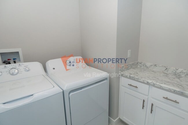 Building Photo - 992 W 380 S