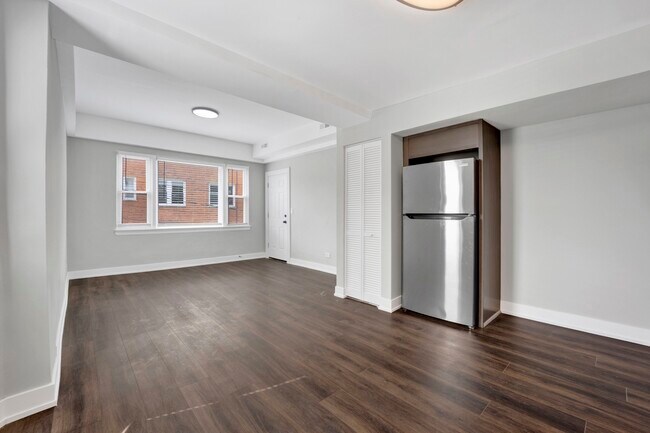 Building Photo - 3040 W Medill Ave