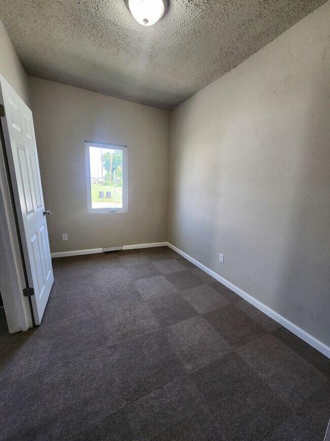 Building Photo - 3BR Home with Modern Kitchen in Knoxville, IA