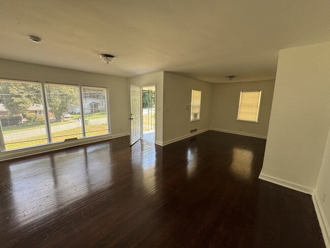 Building Photo - 1877 Boulderview Dr SE