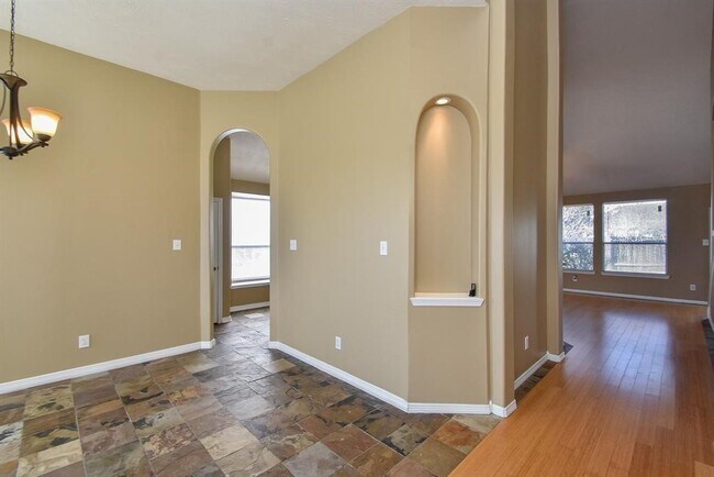 Building Photo - 2811 Little Spring Cir