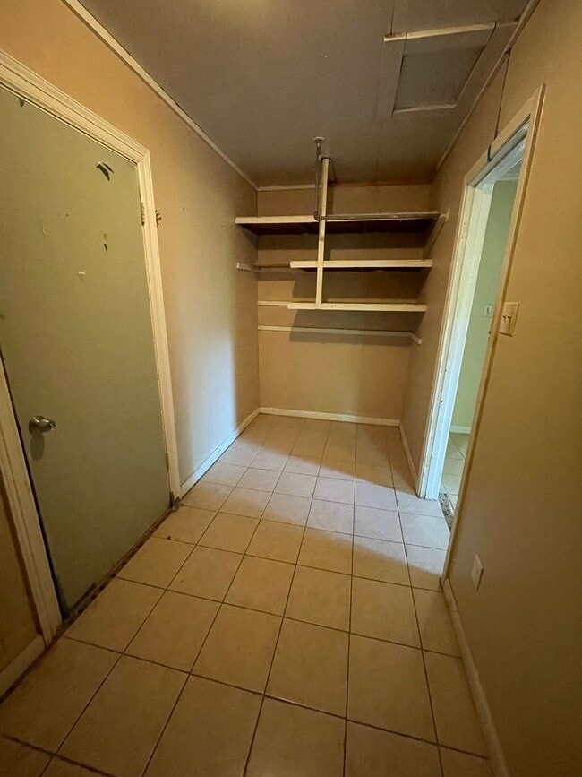 Building Photo - Cute One Bedroom Unit in Queensborough