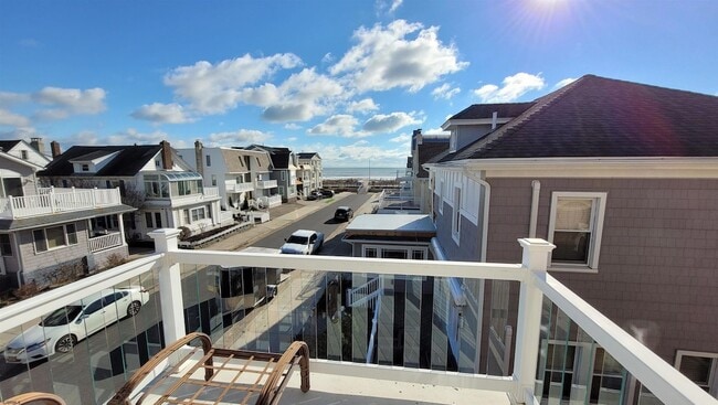 Building Photo - 104 S Avolyn Ave