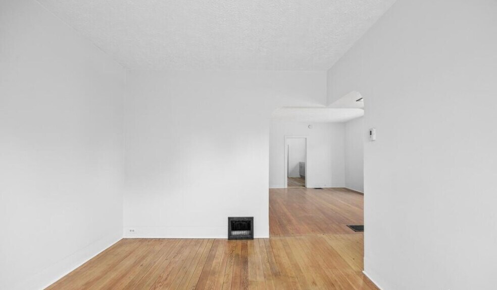 Building Photo - 911 Zeeland Ct NE