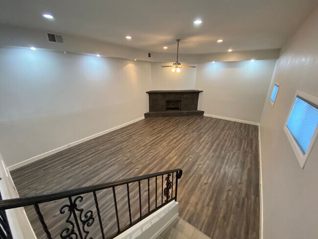 Building Photo - 2032 W Medlock Dr