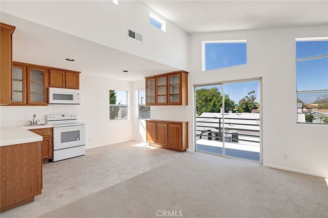 Upstairs kithen - 4162 W 167th St