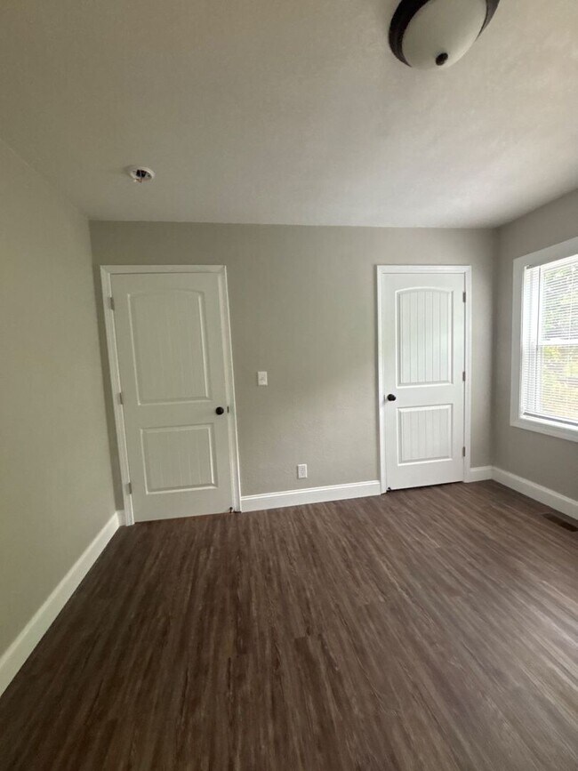 Building Photo - Cute, cottage in a prime location off of Oakland Ave, near Downtown and ETSU, 2 bed/1 bath for $1...