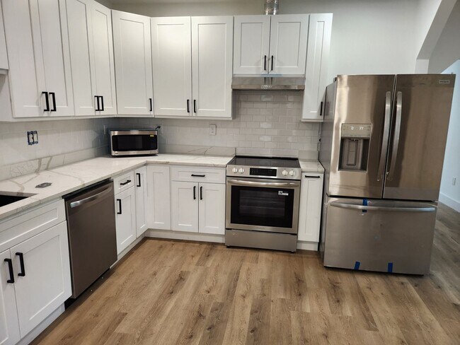 Building Photo - 422 W 42nd St