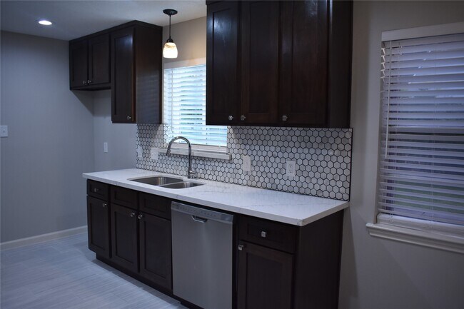 Building Photo - 3110 Springhill Dr