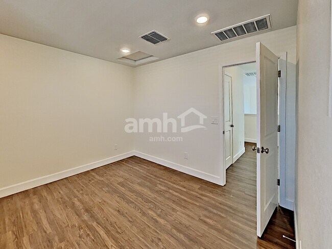 Building Photo - 5944 W Columbine Dr