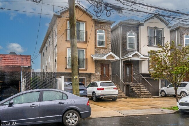 Building Photo - 308 S Park St