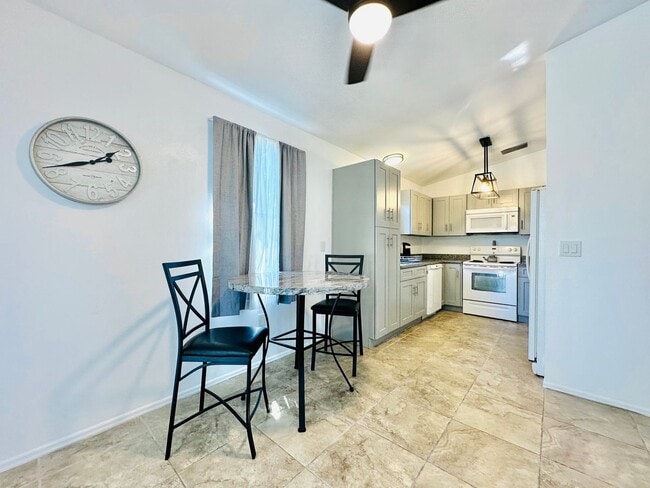 Building Photo - Charming fully furnished 2/2 home in Natur...