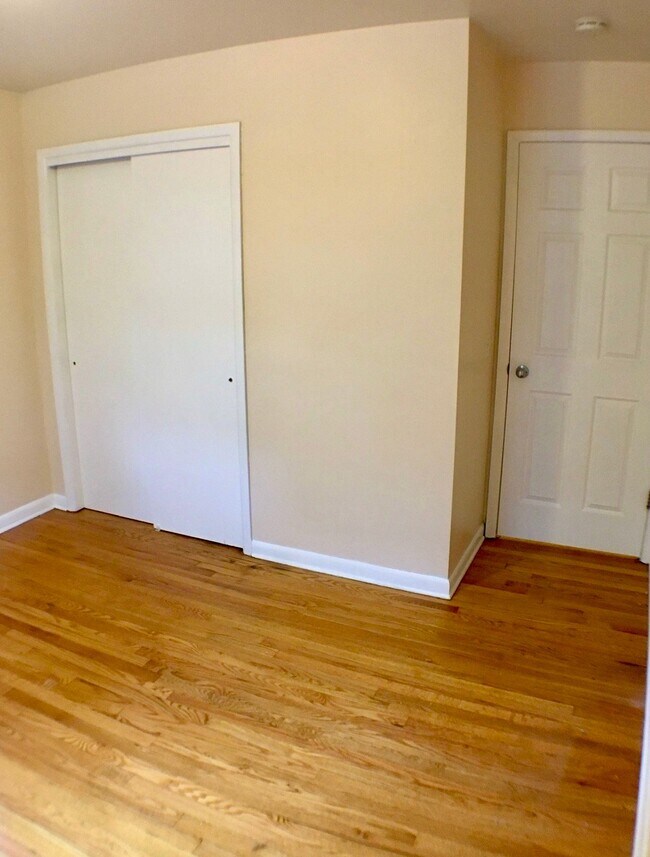 Building Photo - 422 Rushmore Ln
