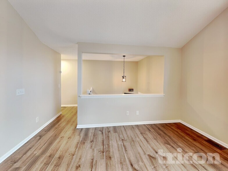 Building Photo - 703 Players Ct