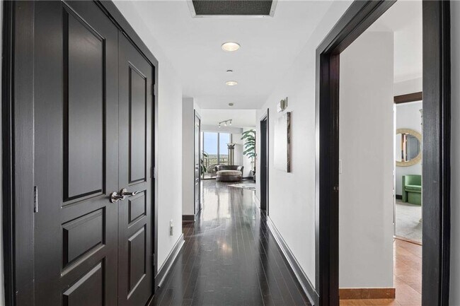 Building Photo - 700 Park Regency Pl NE