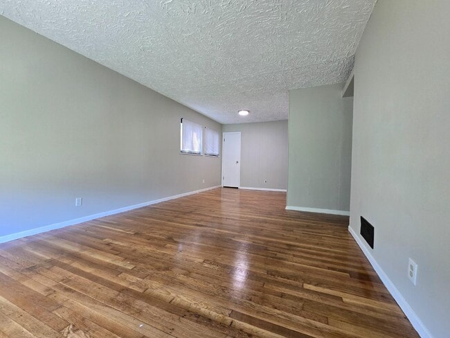 Building Photo - 240 Mc Alpine Dr