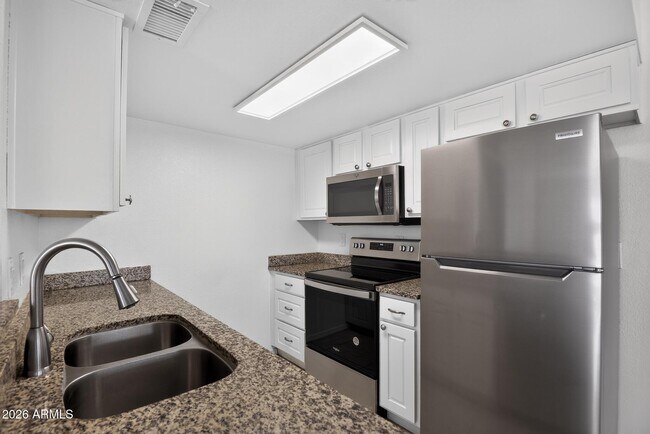 Building Photo - 2132 W Glenrosa Ave