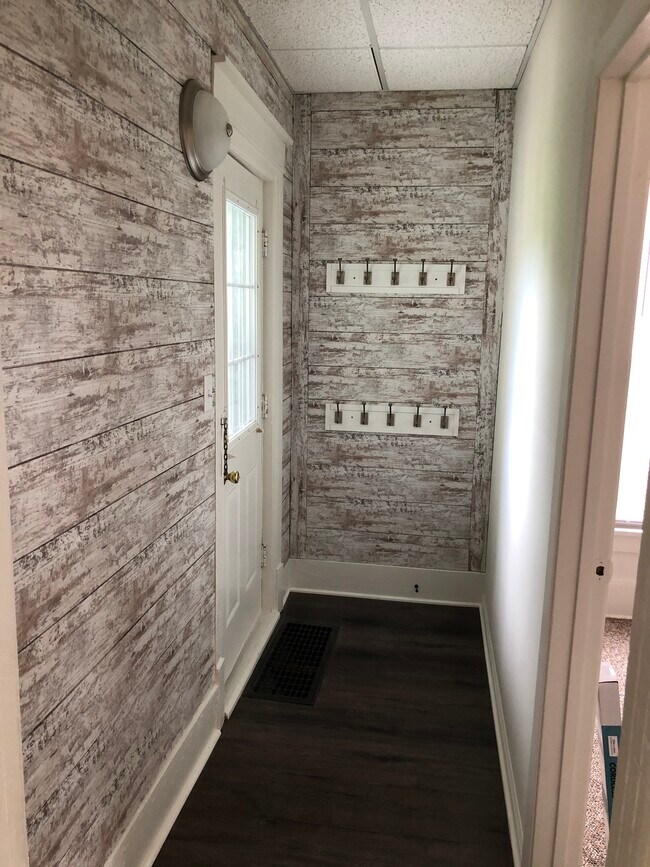 Entry - 517 Iowa Ave